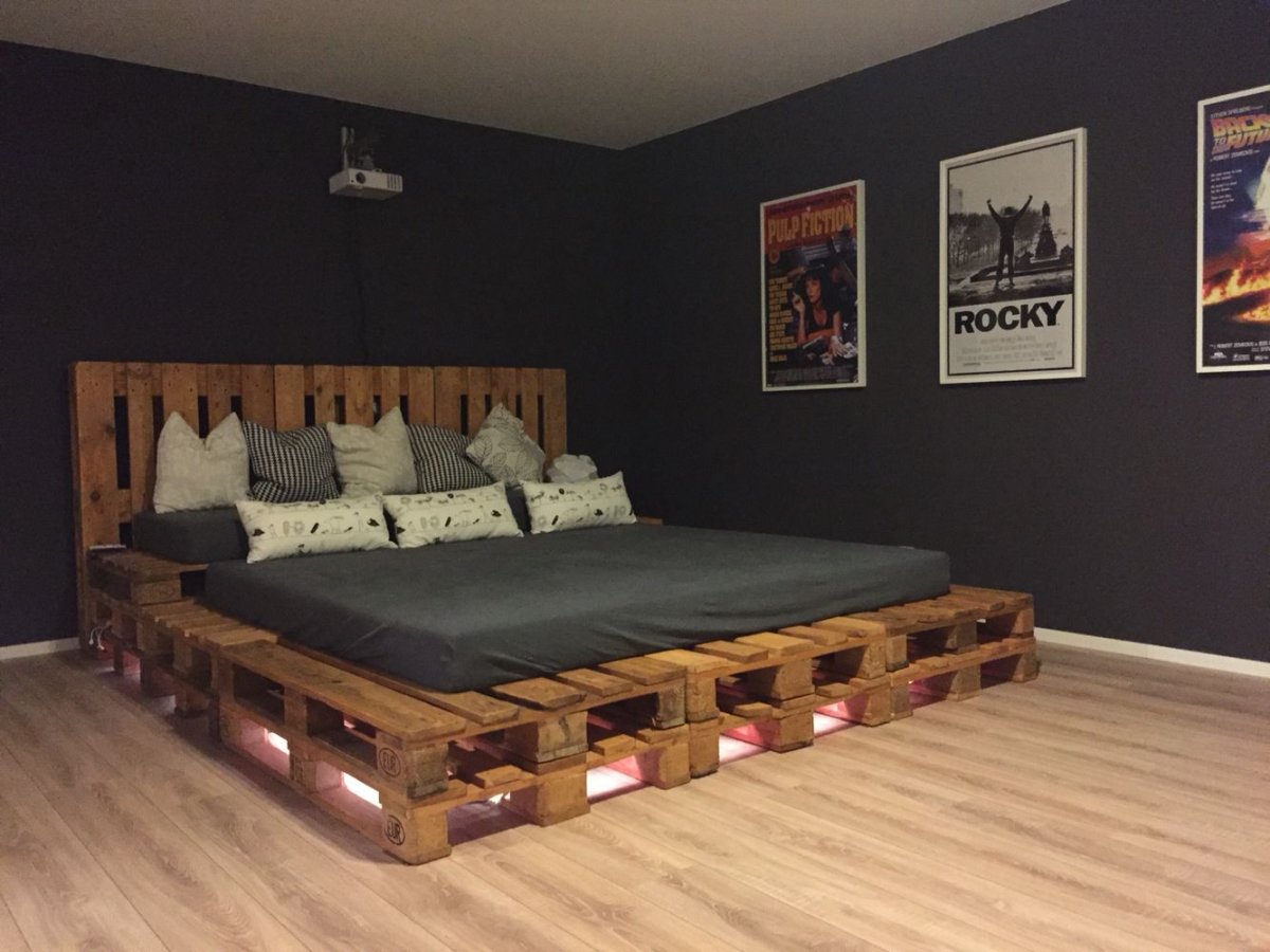 Кровать из поддонов в стиле лофт