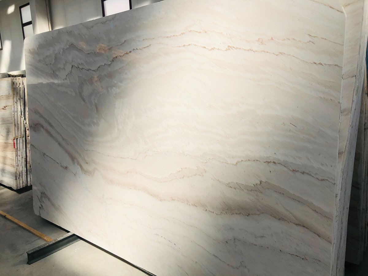 Старинный слон из мрамора с прожилками