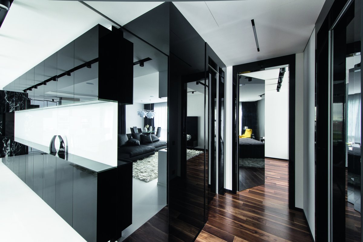 Тотал Блэк комната