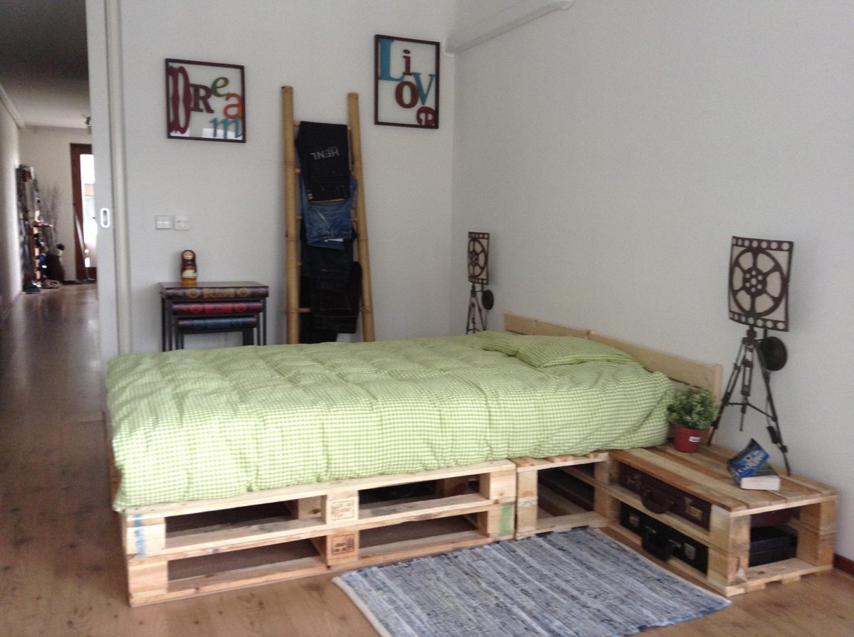 Кровать из паллет на колесиках
