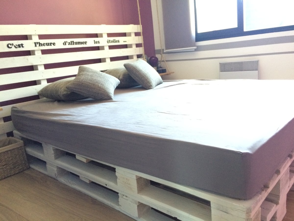 Кровать из поддонов белая