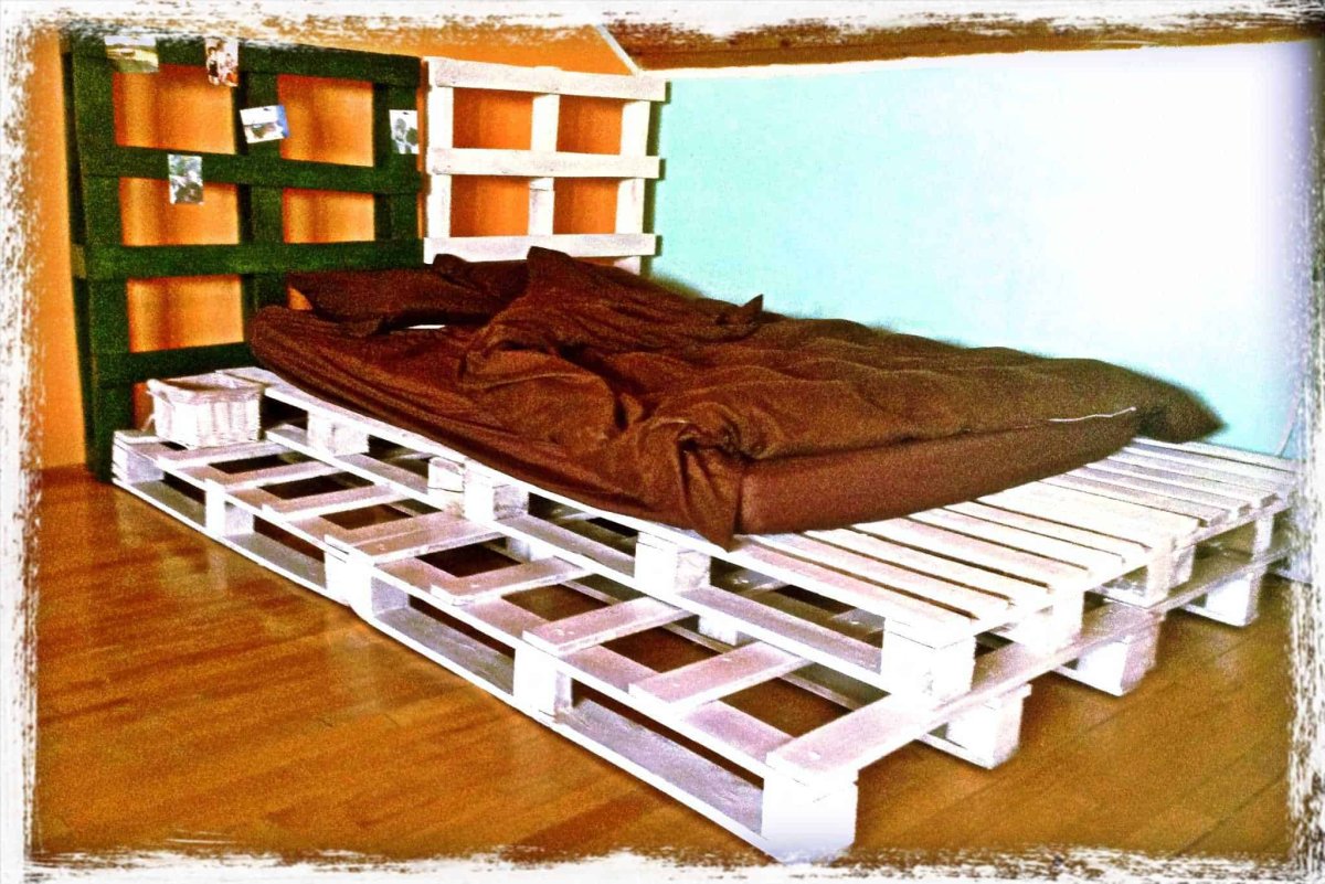 Кровать из паллетов складная