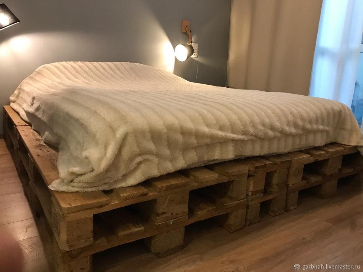 Серая кровать из палет под вытертую старину