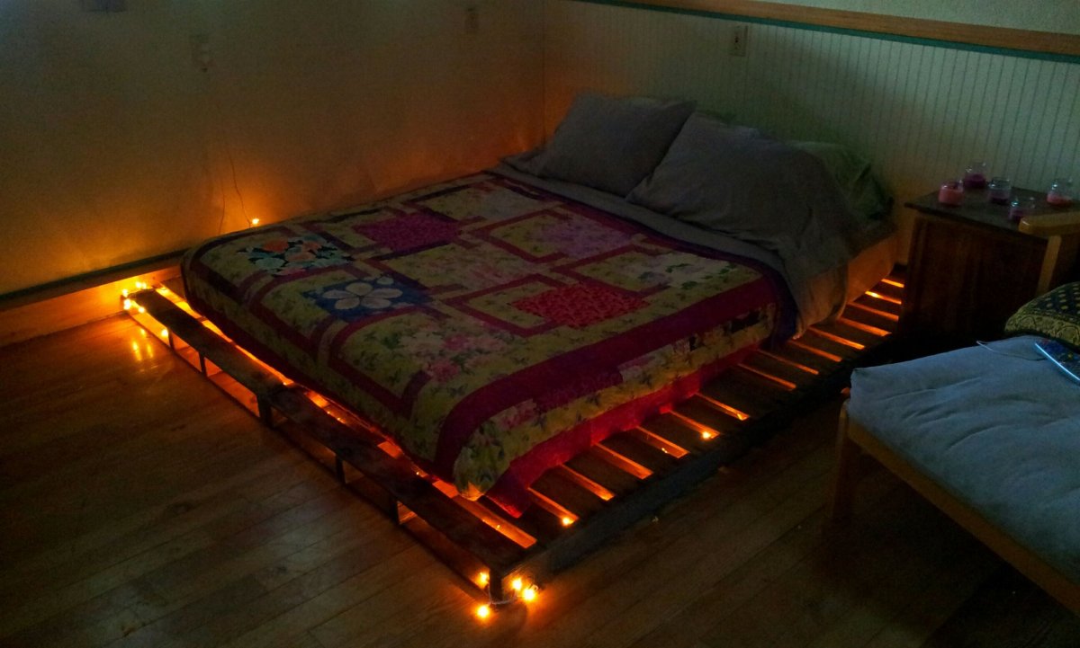 Кровать на поддонах с подсветкой