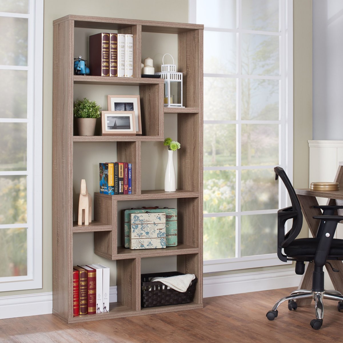 Открытые шкафы с полками