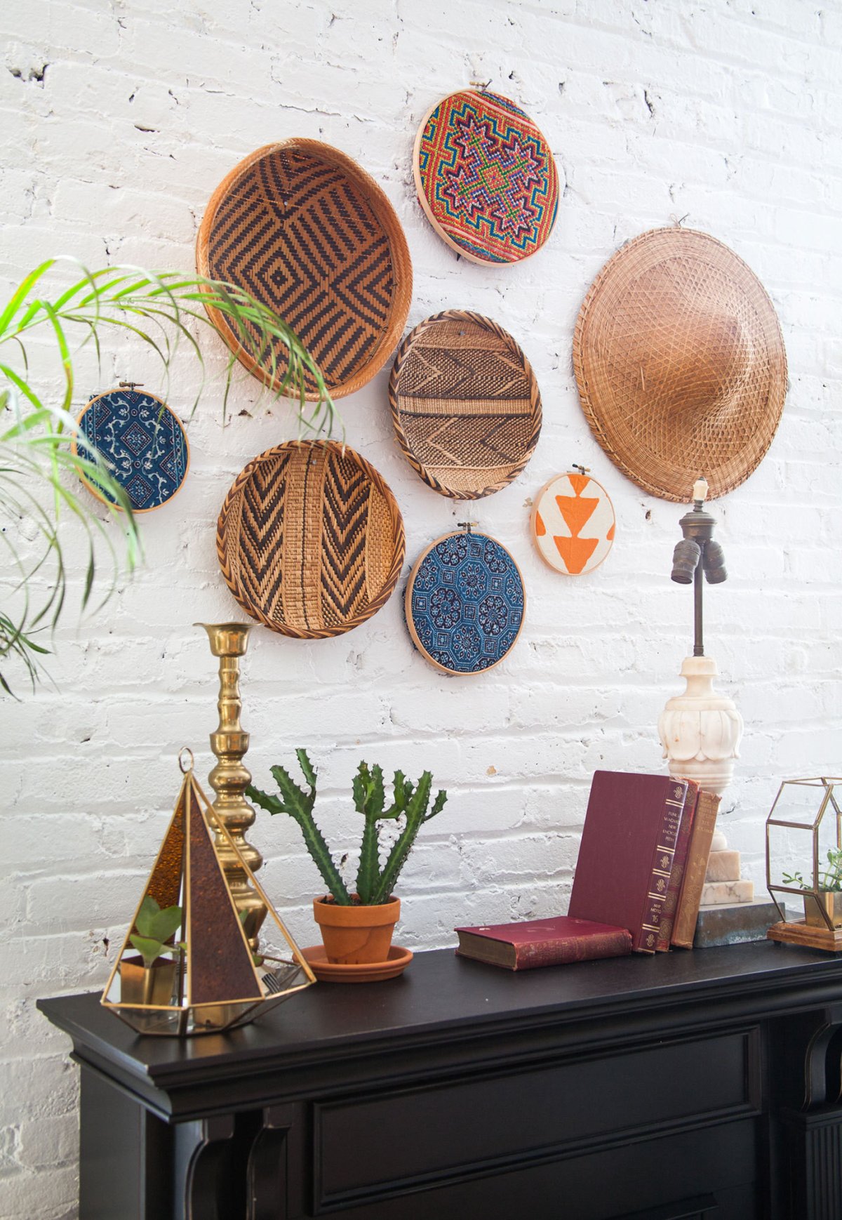 Плетеные тарелки на стене в интерьере