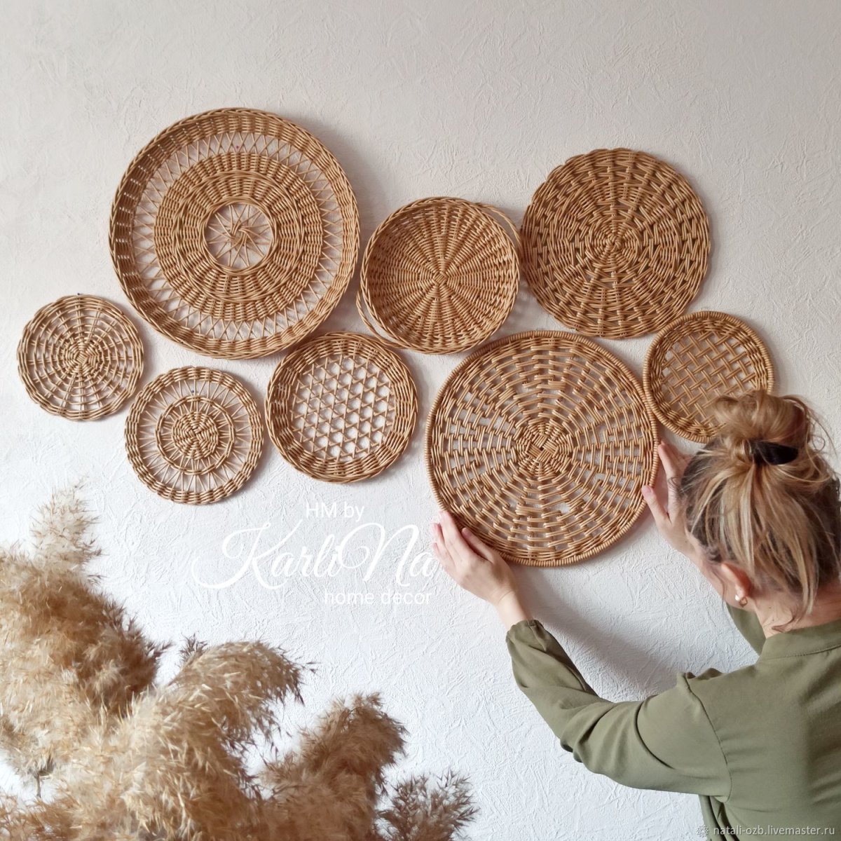 Тарелки на стене