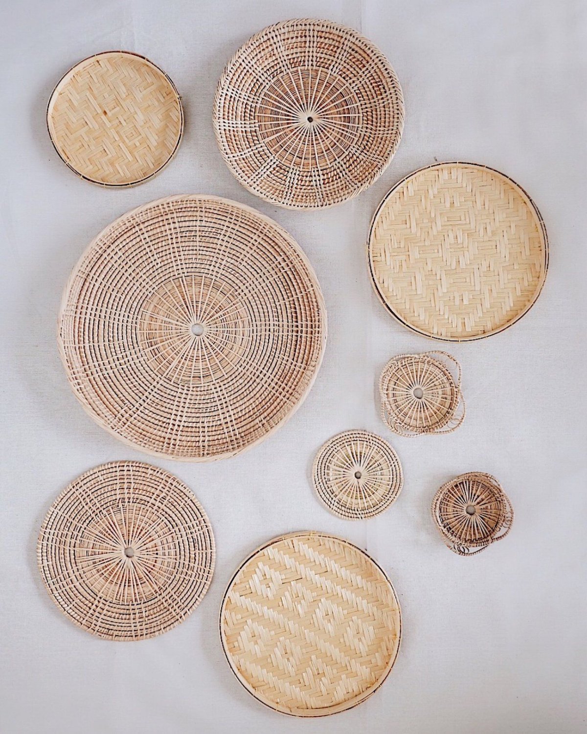 Плетеные тарелки в интерьере