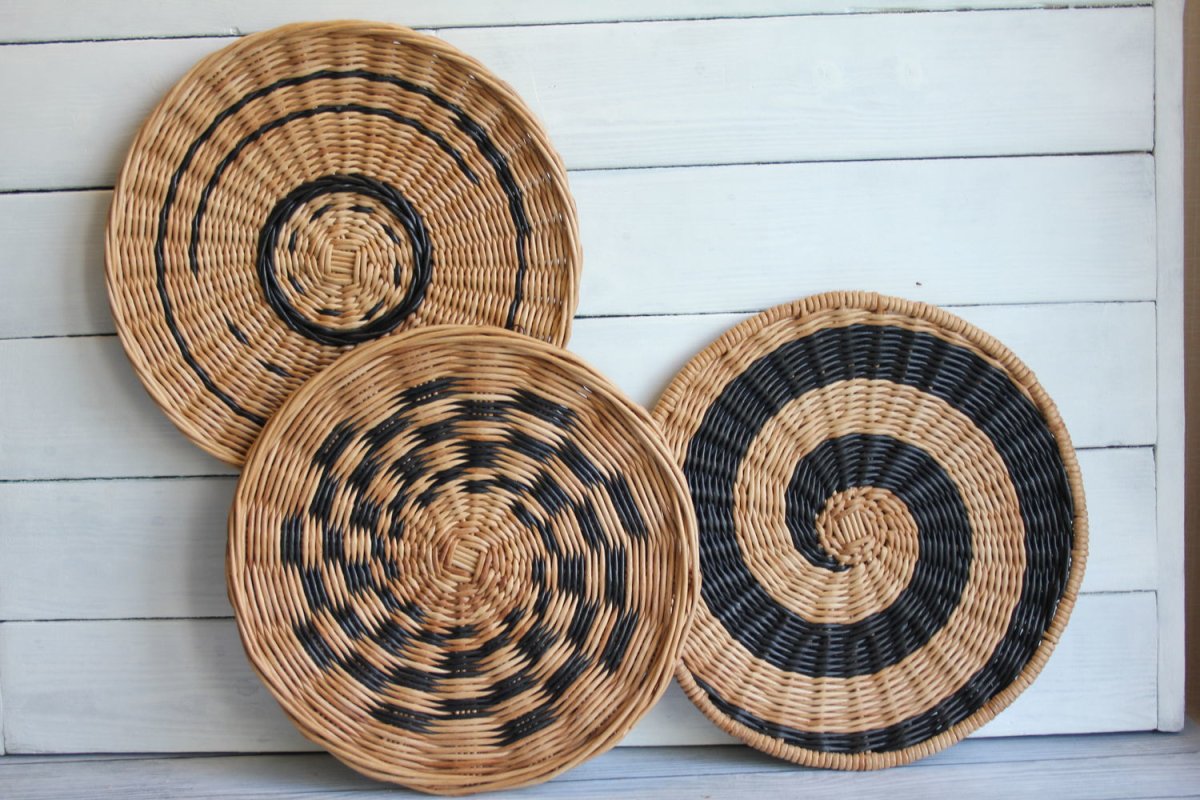 Плетеное украшение на стену