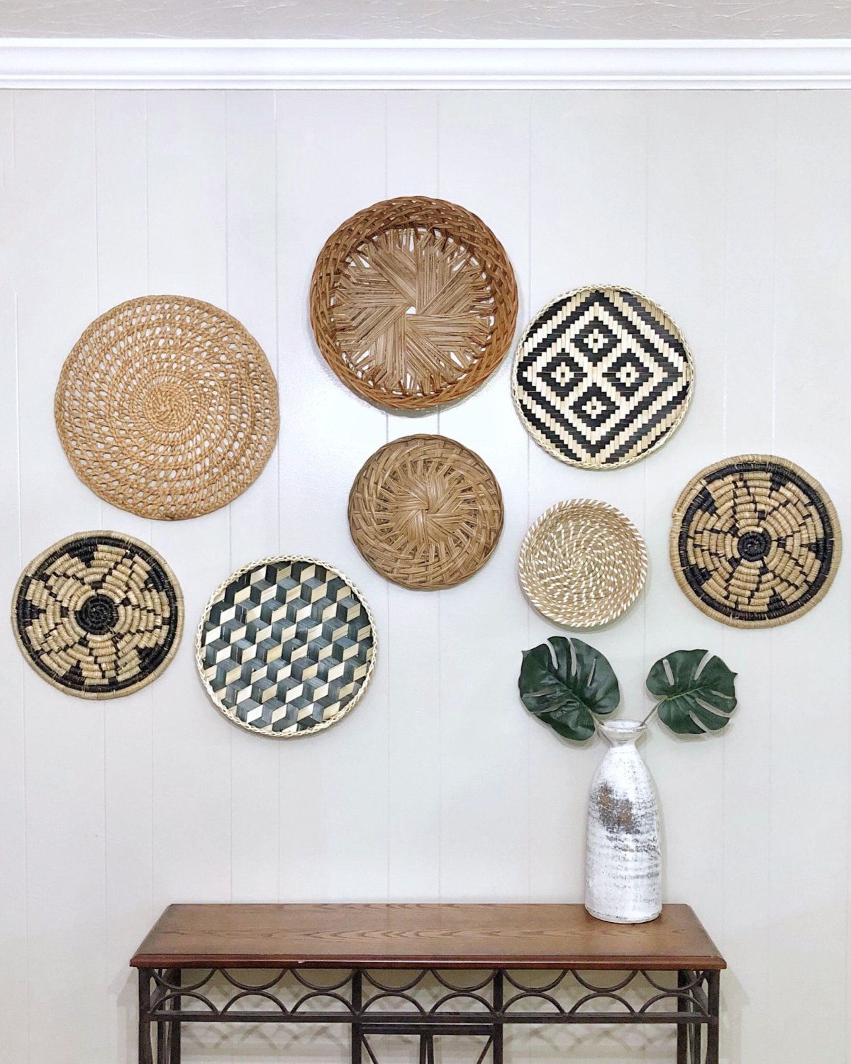 Декорирование стен плетеными тарелками