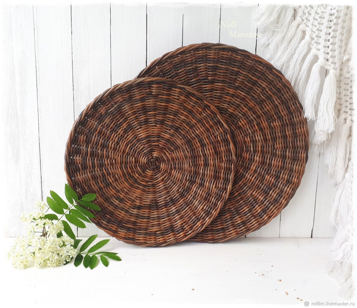 Плетеные тарелки на стене в интерьере