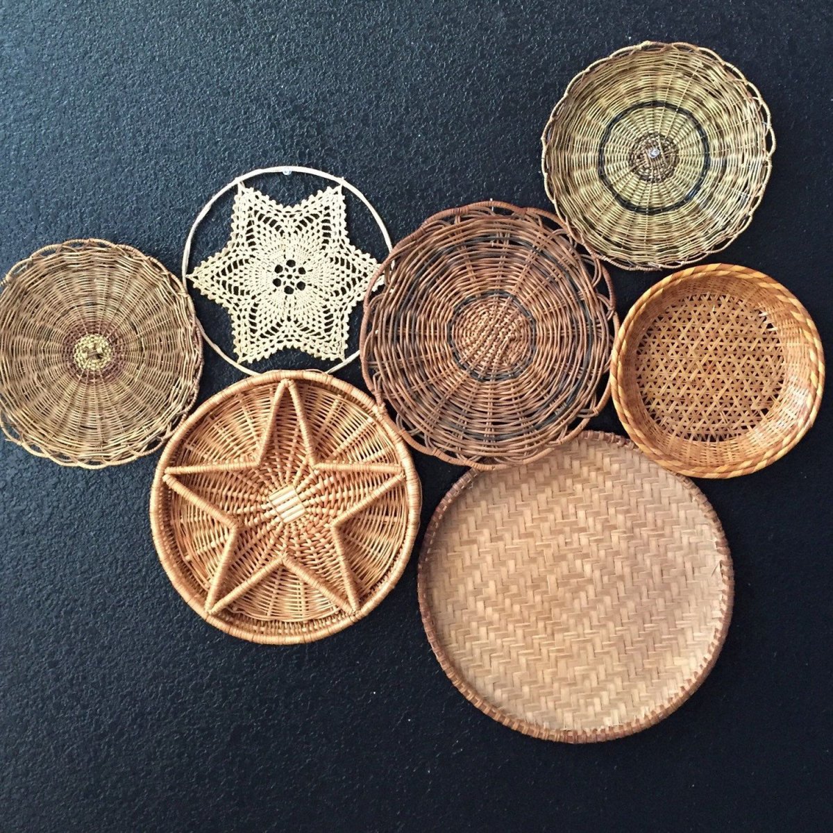 Соломенные тарелки в интерьере