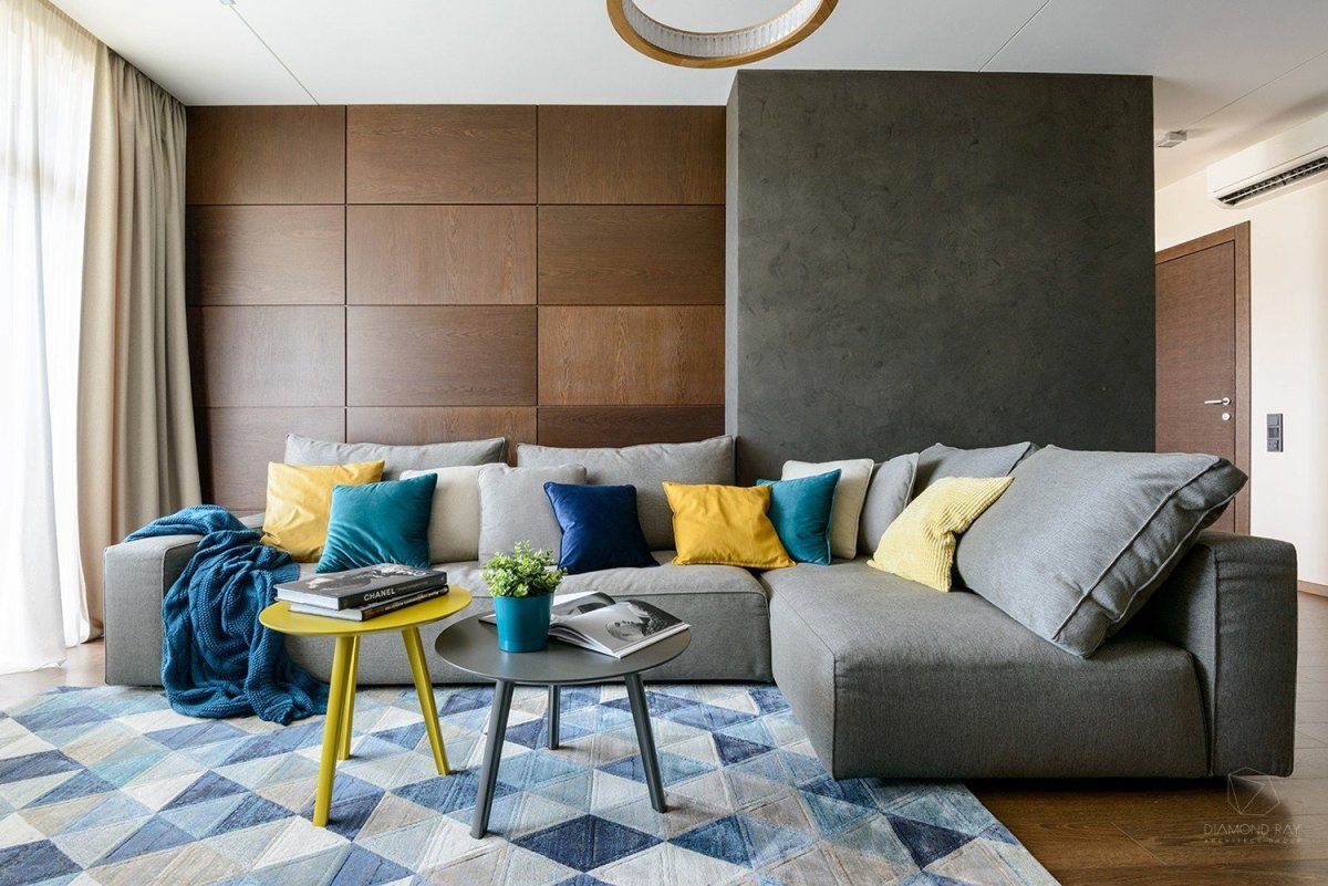 Гостиная в светлых тонах с яркими акцентами