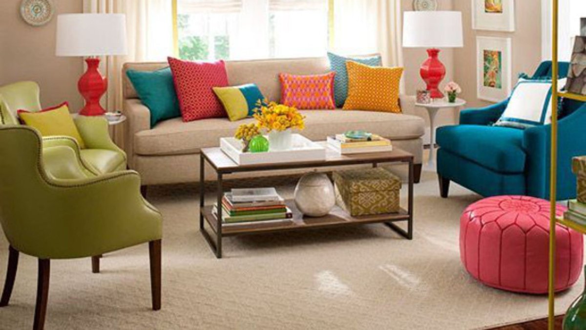 Серо-бежевая гостиная с акцентами