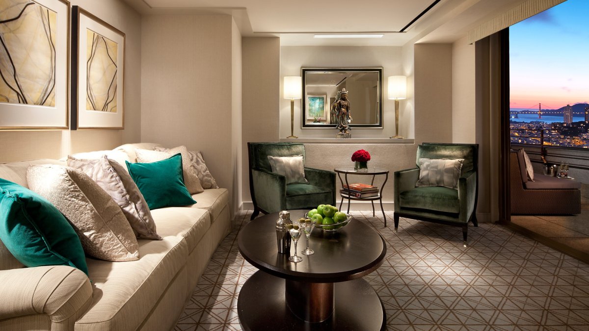 Гостиная в бежевых тонах с яркими акцентами