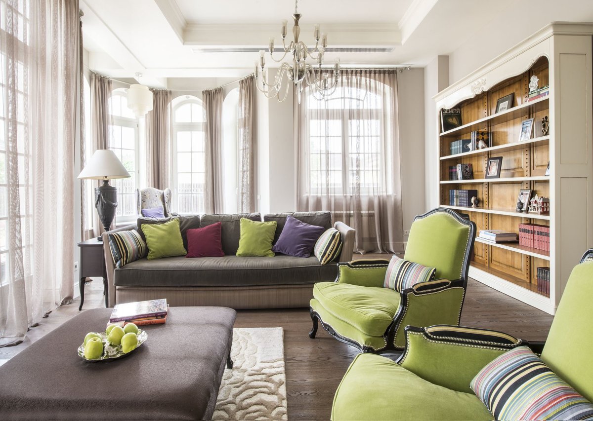 Гостиная в коричневых тонах с яркими акцентами