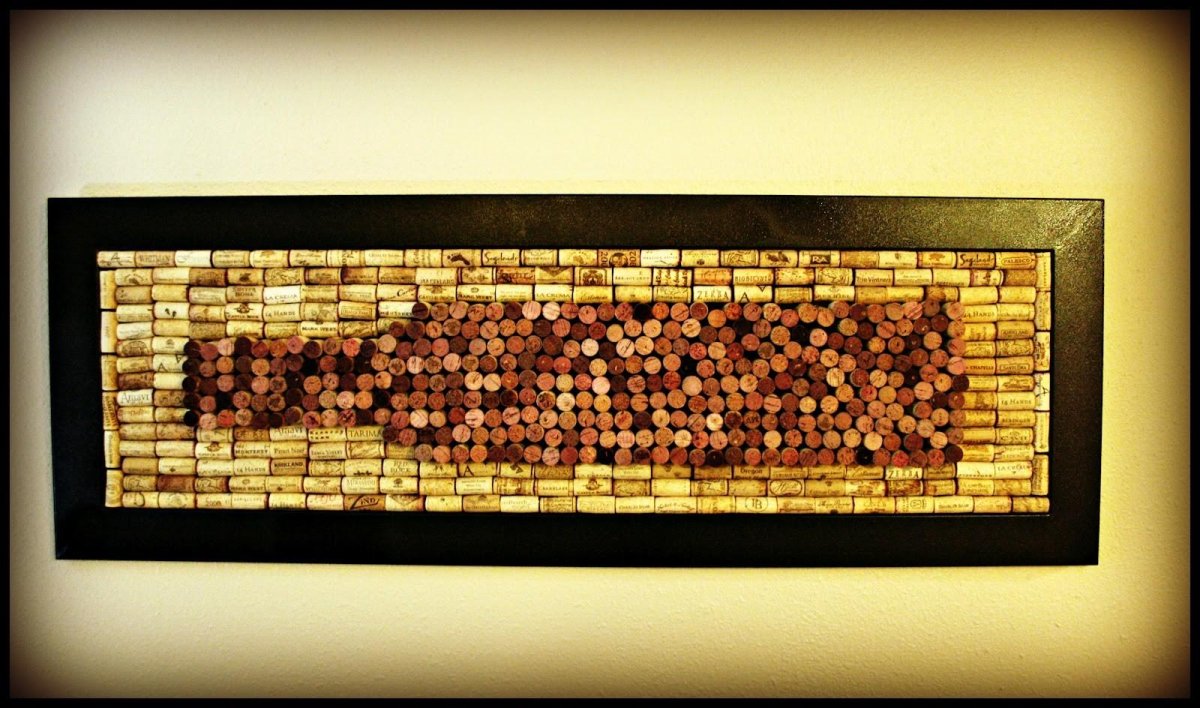 Декор двери пробками от вина