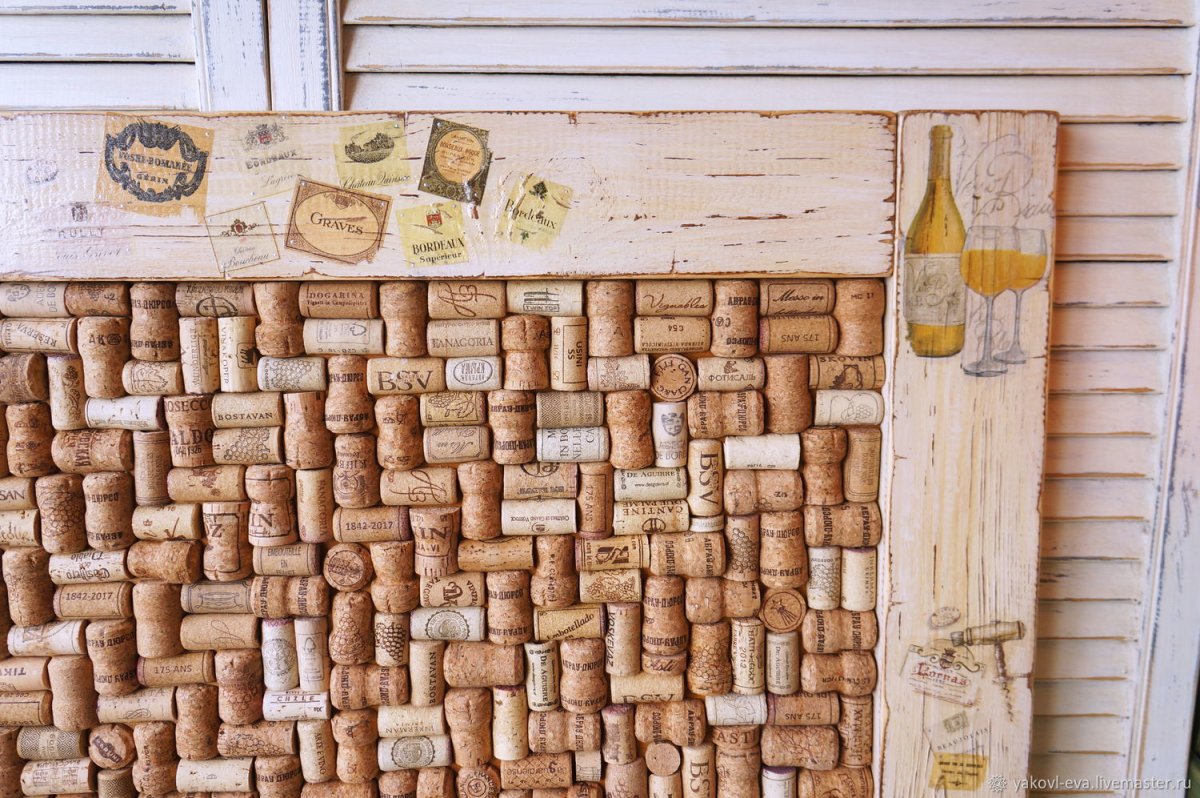 Стол из винных пробок