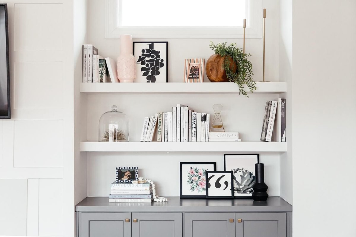 Книжная полка на стену со стеклом