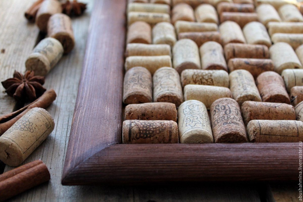 Панно из бутылочных пробок