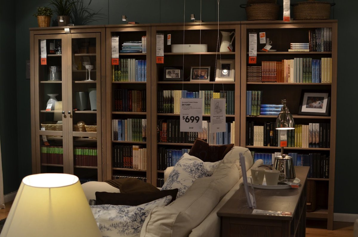 Декор стеллажа в гостиной икеа