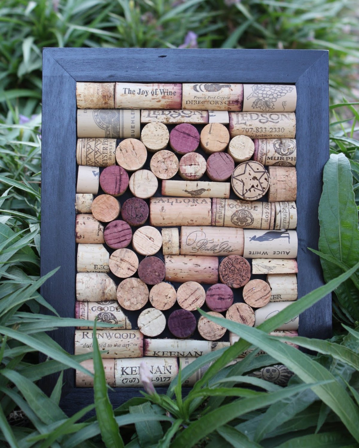 Декор двери пробками от вина