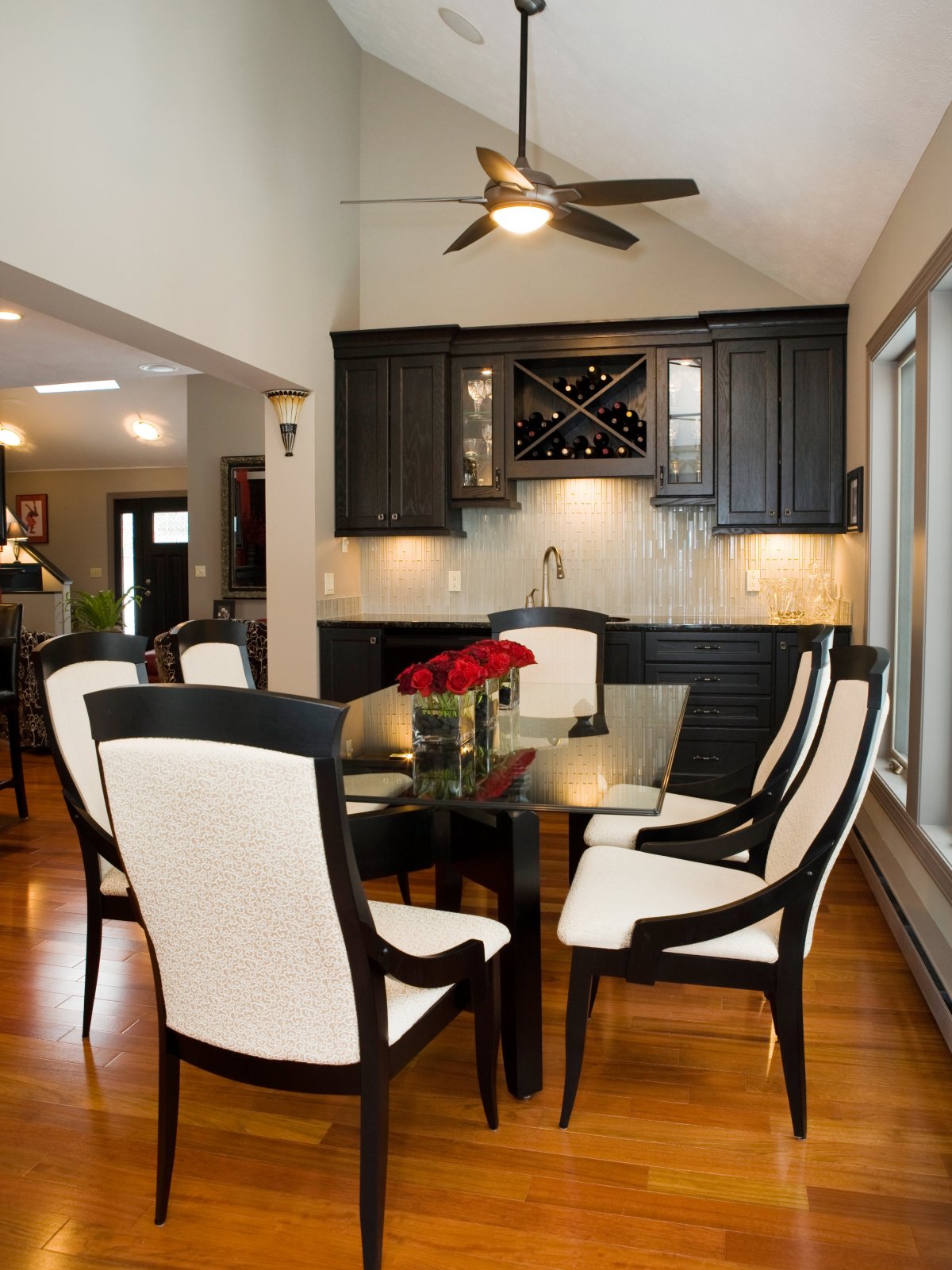 Телевизор на кухне над столом