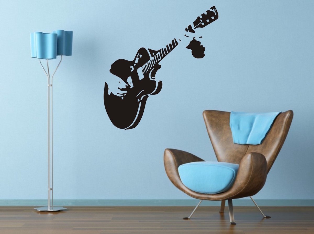 Электрогитара на стене