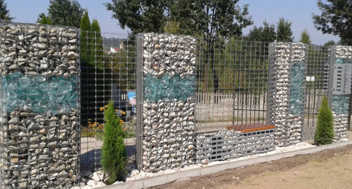 Забор из камней и бетона