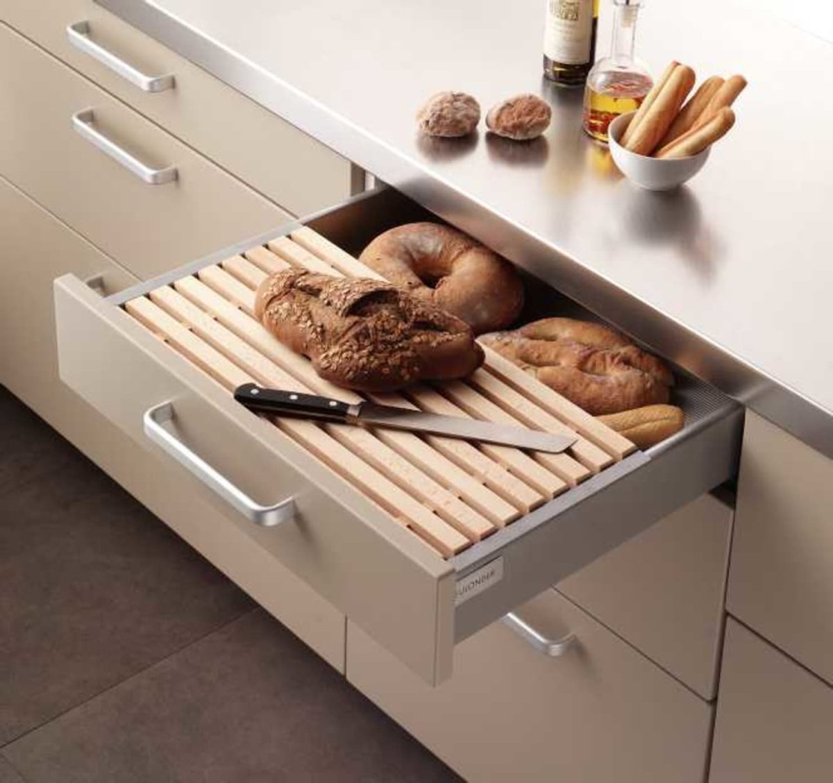 Встроенная хлебница в кухню