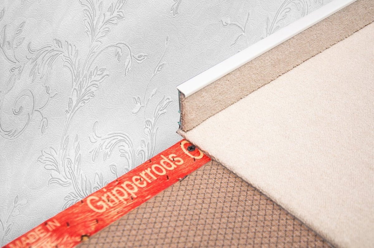 Плинтус для натяжного потолка