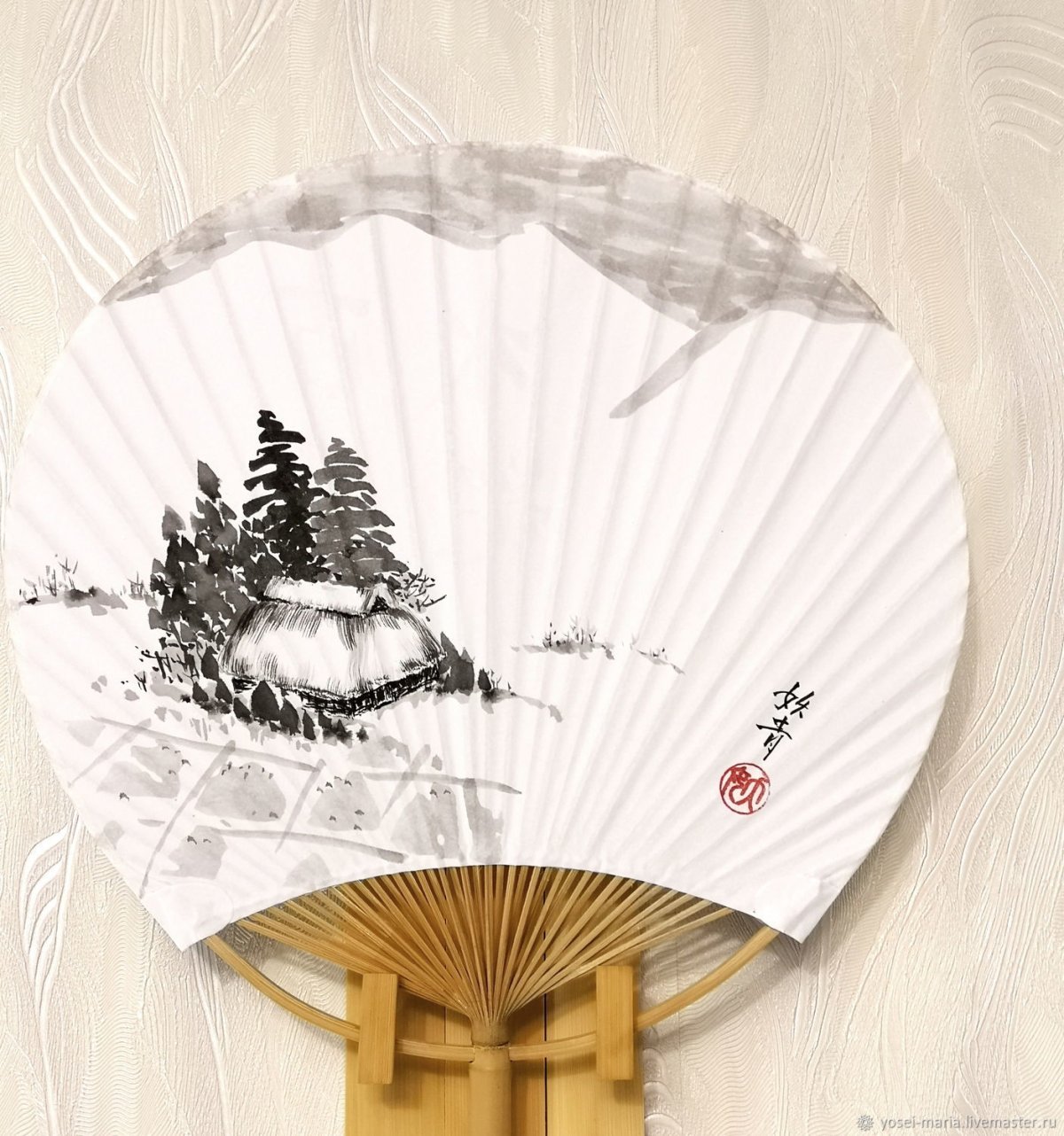 Павлин на бежевом