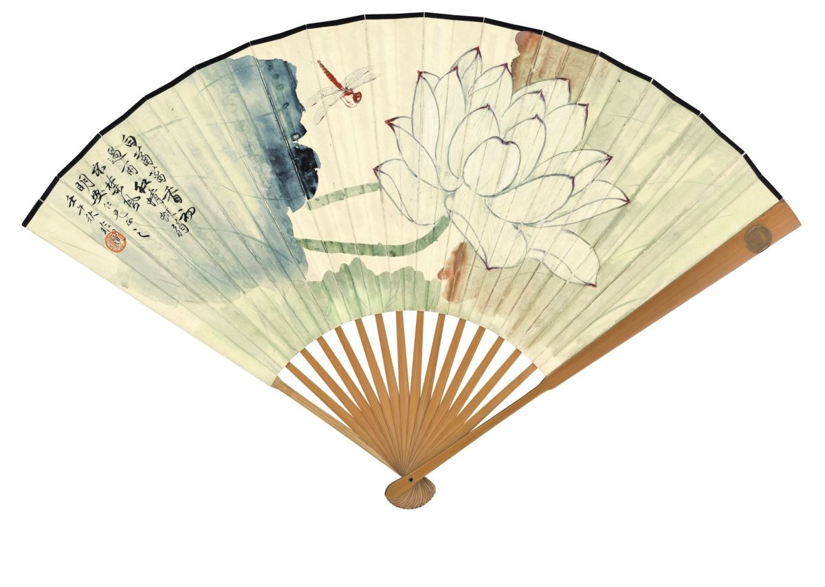 Сложенный веер в руке