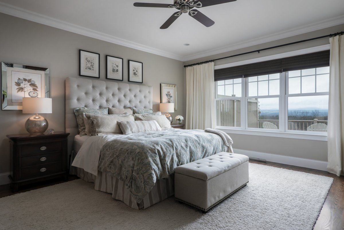 Спальня в серых тонах шелкография