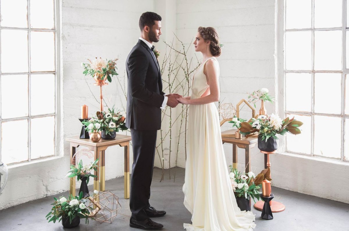 Фотосессия жениха и невесты в студии