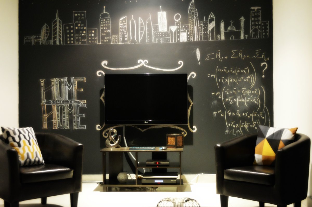 Рисунки мелками на стене