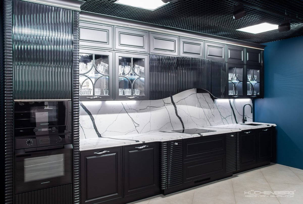 Кухонный гарнитур со стеклом