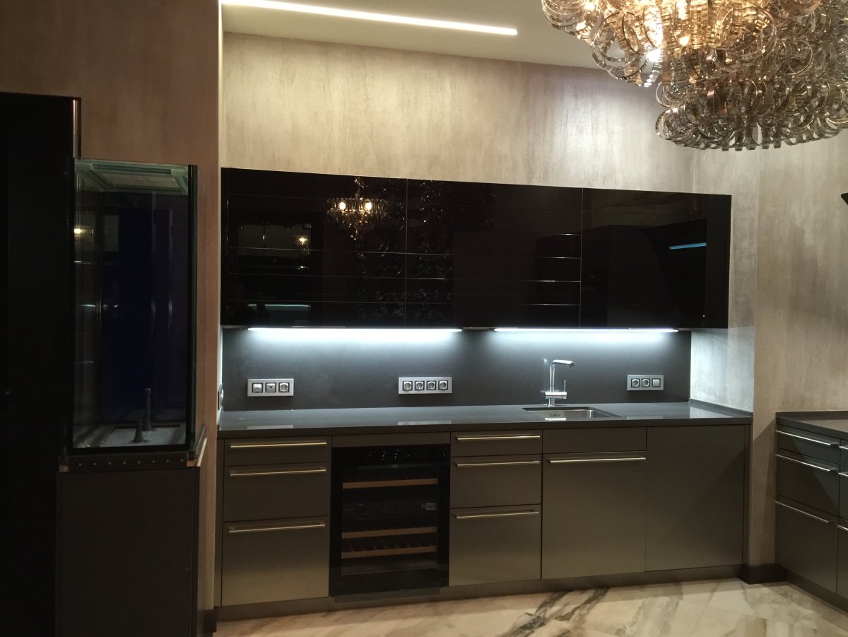 Кухня с черным стеклом