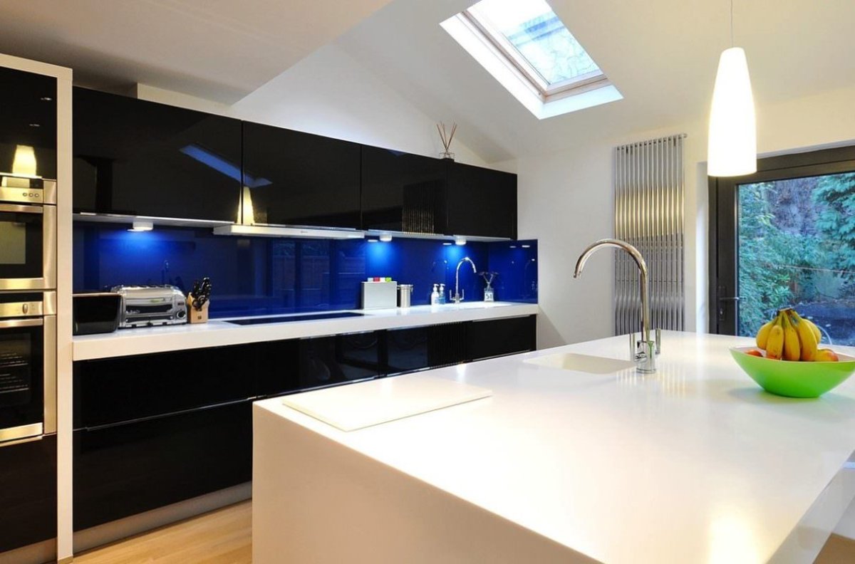 Кухонная мебель черного цвета