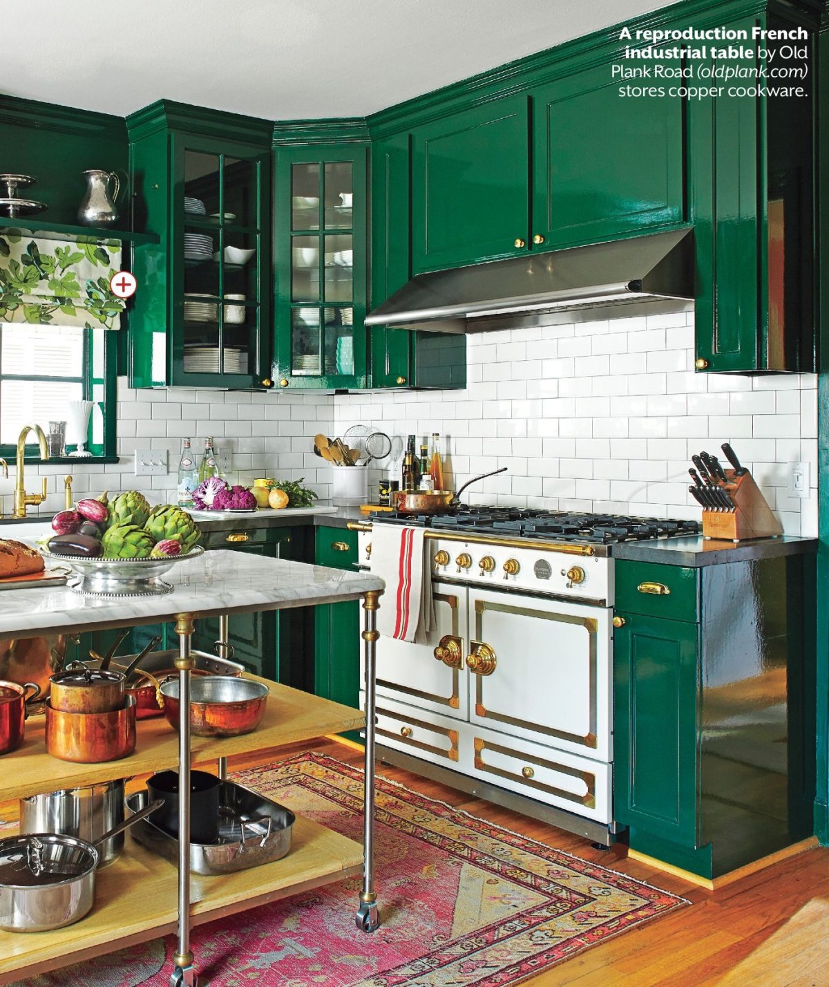 Кухонный гарнитур изумрудного цвета