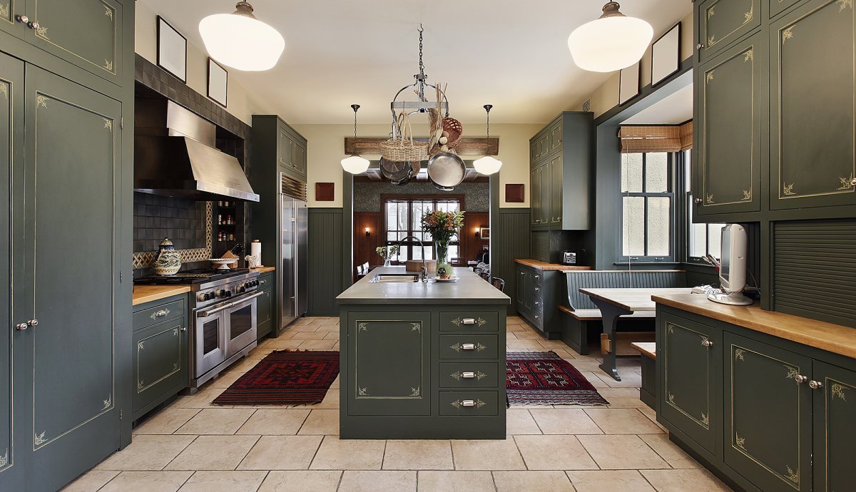 Зеленая кухня с деревянной столешницей