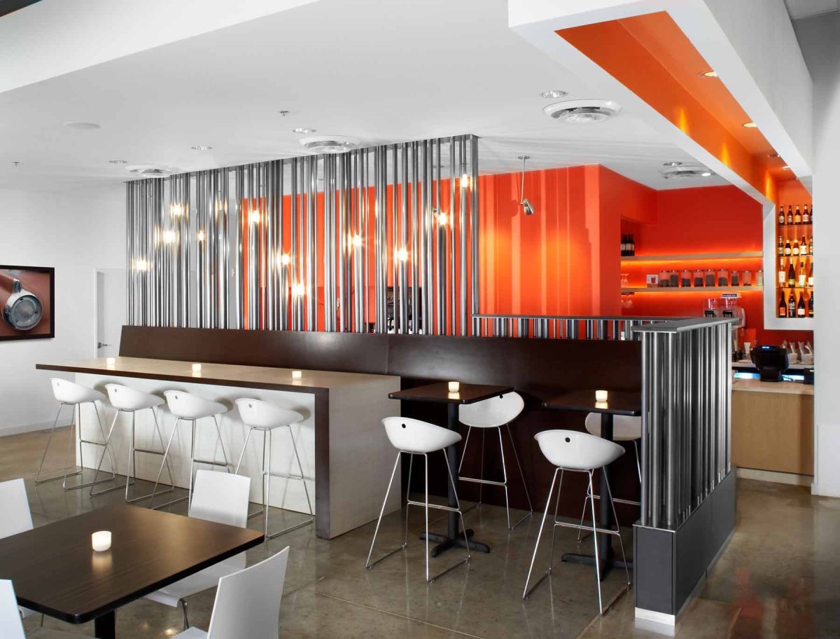 Деревянные перегородки в ресторане