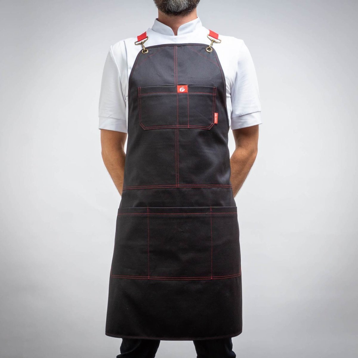 Мужчины в фартуках