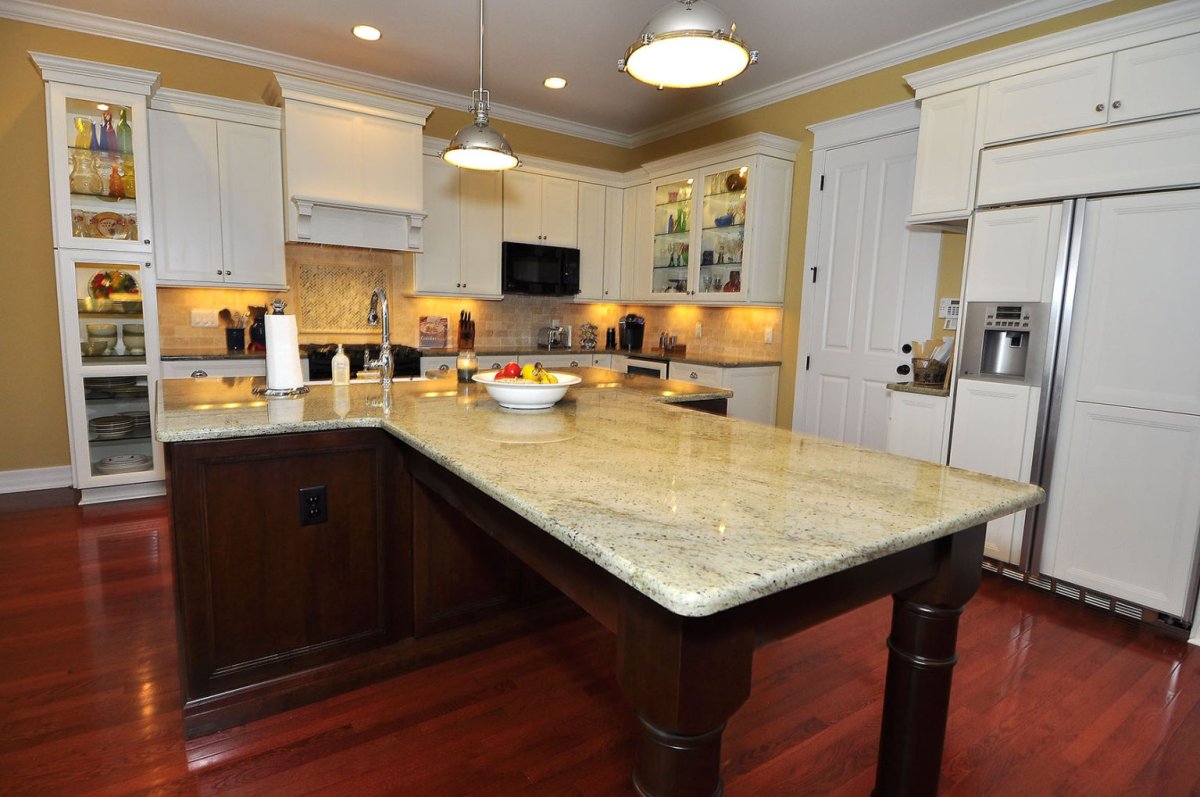 Кухня со столом посередине