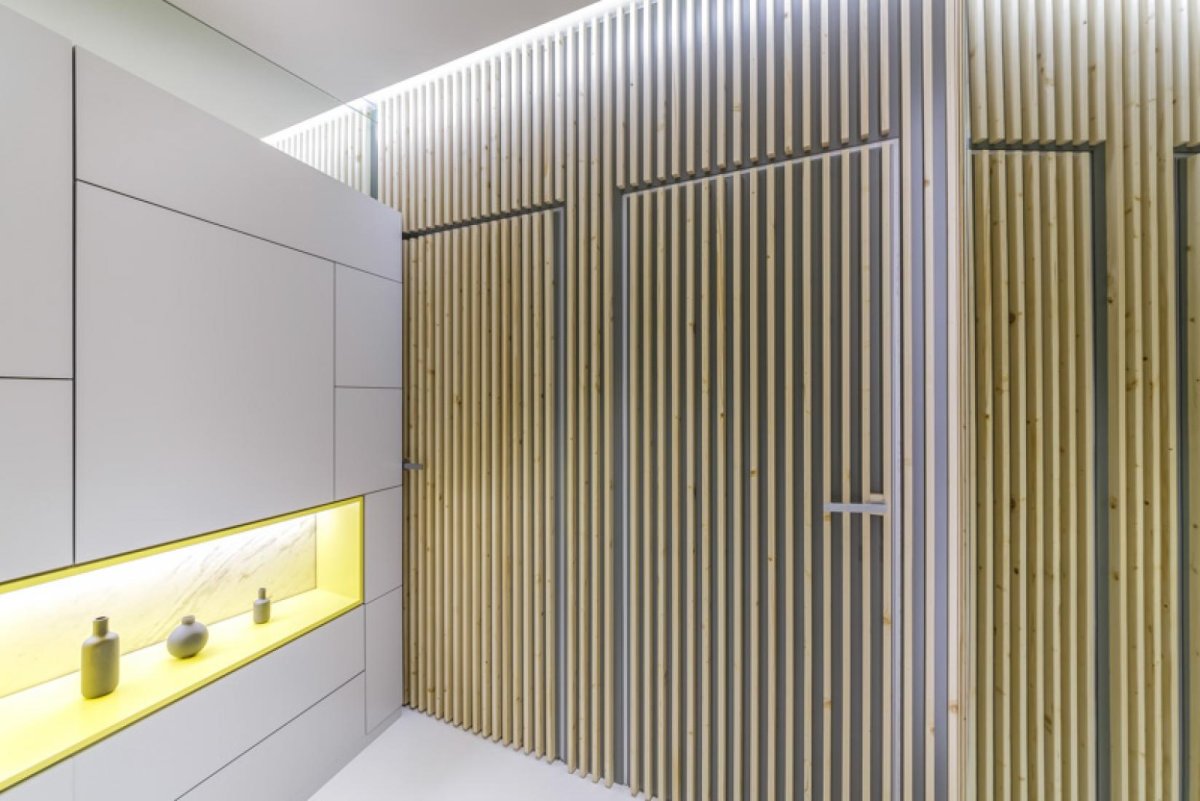 Двери с деревянными рейками