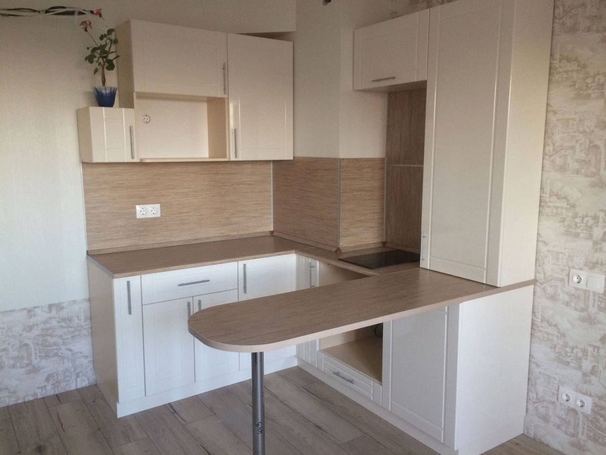 Угловая кухня со столом для маленькой студии