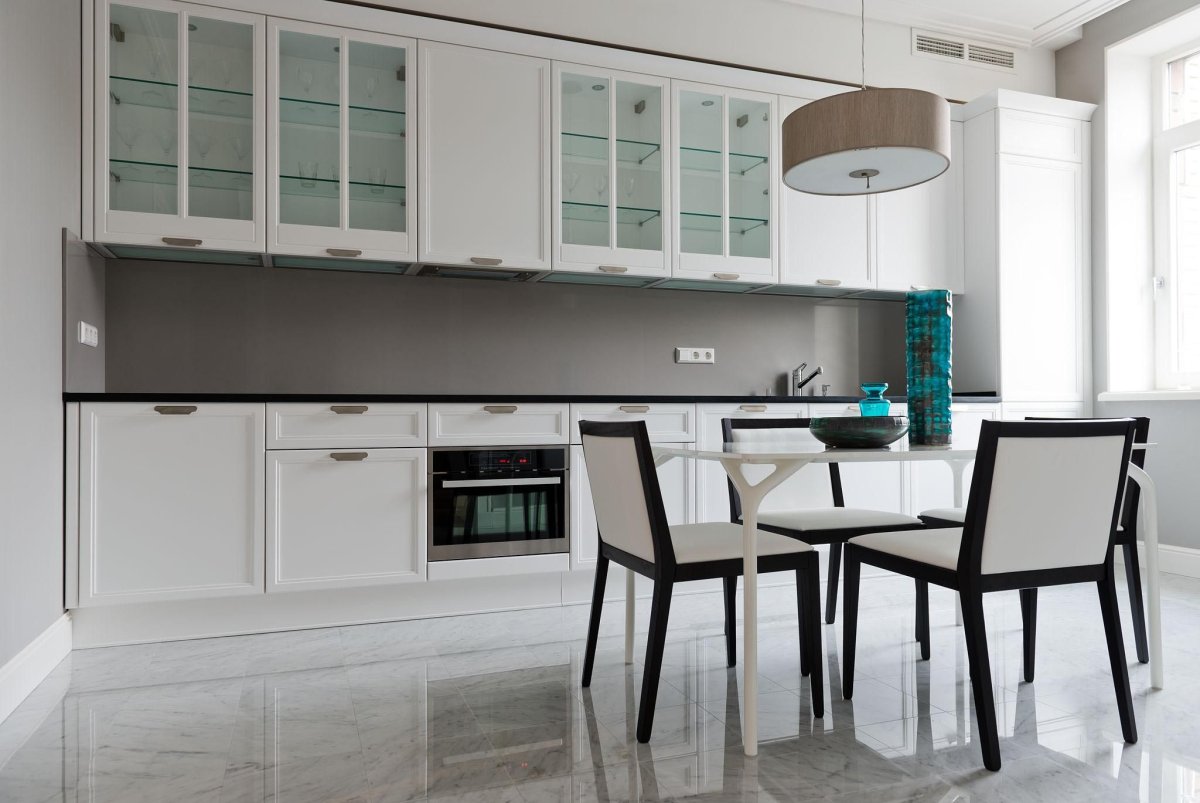 Белая кухня со стеклянными фасадами