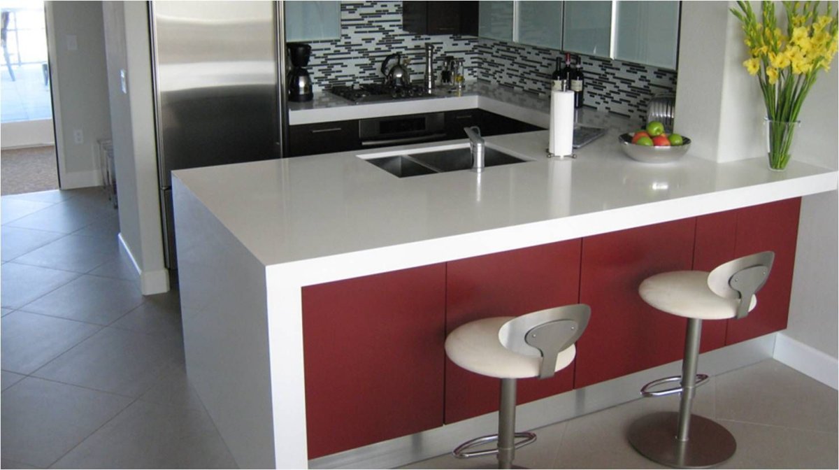 Маленькая кухня с барной стойкой