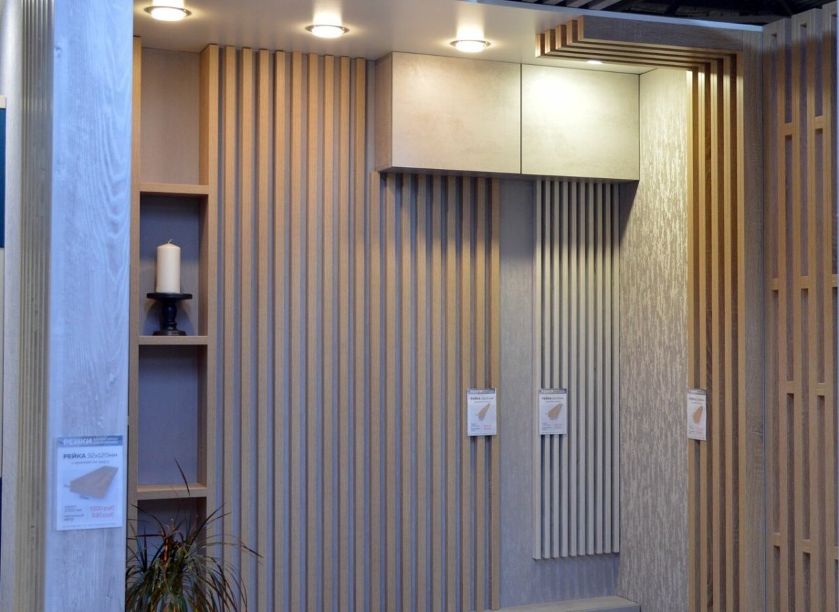 Деревянные рейки и потолочный плинтус