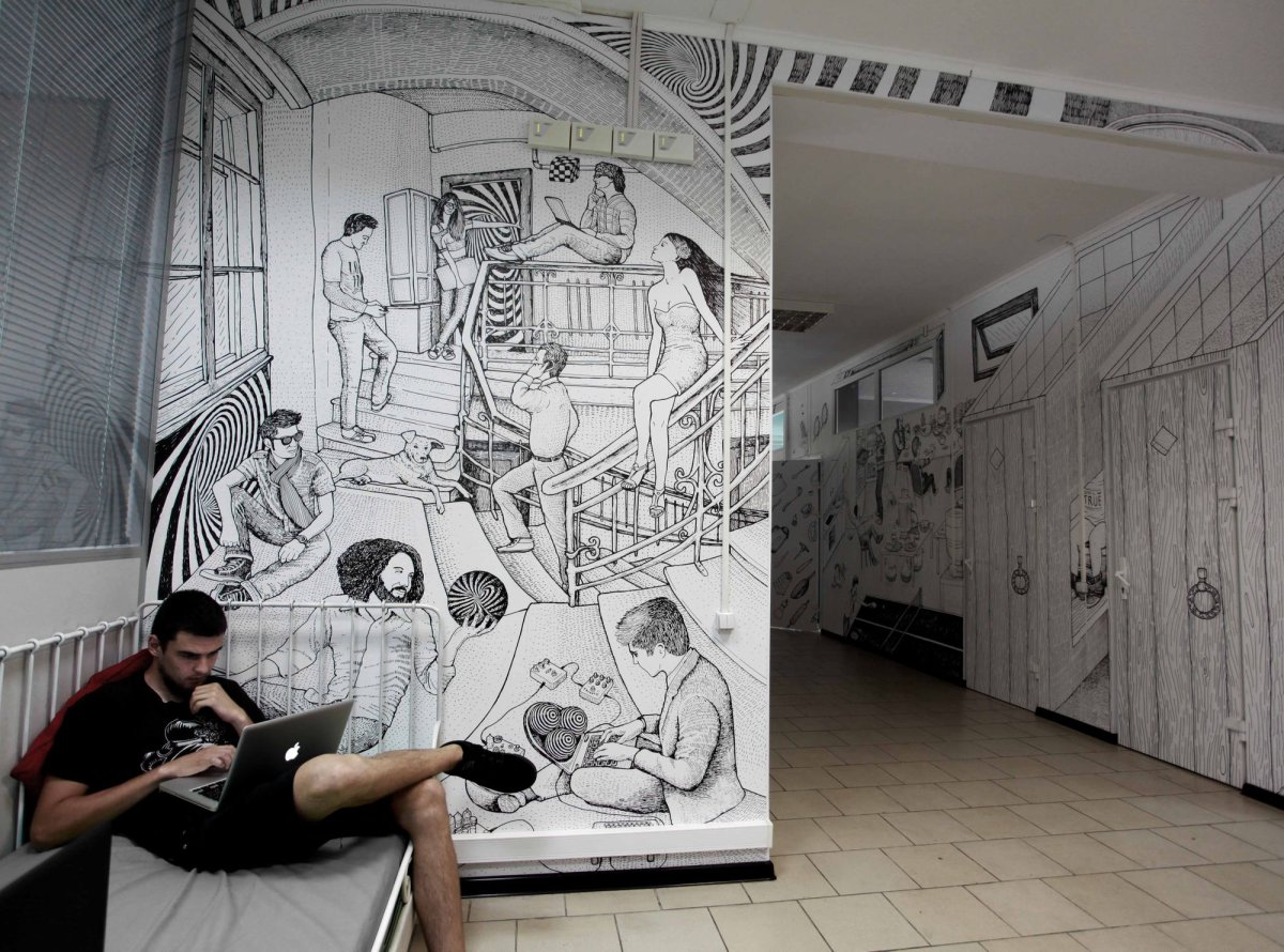 Девочка рисует на стене